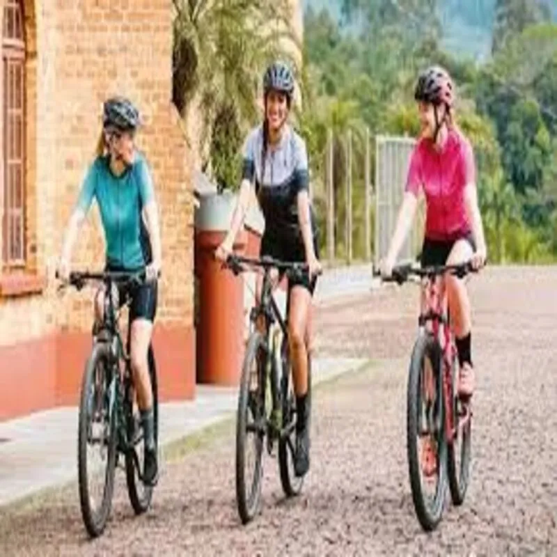 “Mulheres pedalando bicicletas aro 29 femininas em parque urbano”